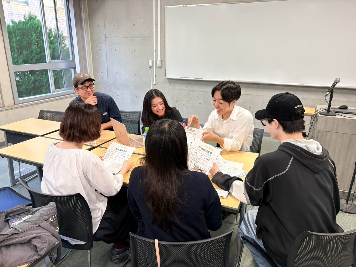 各研究会のブースで資料を見ながら相談する様子