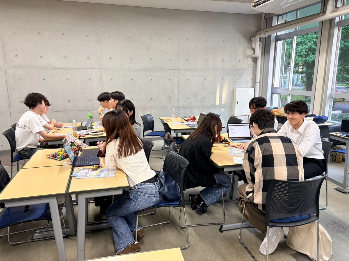 研究会の先輩に話を聞く学生